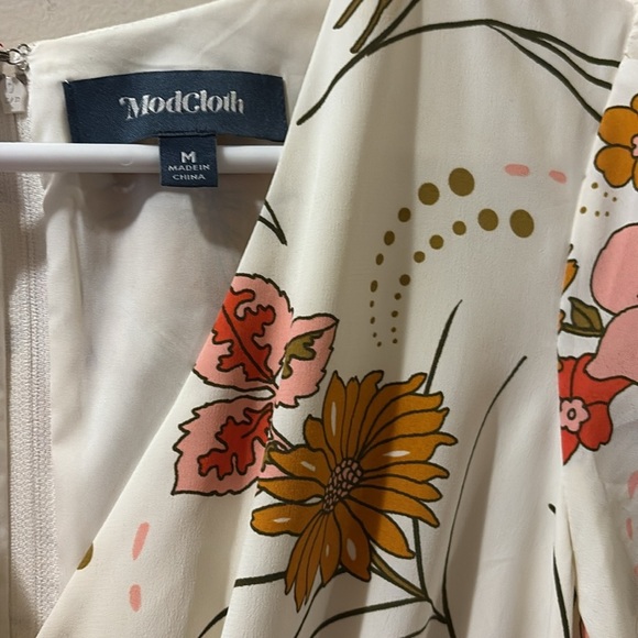 ModCloth Floral faux Wrap Dress - medium / like new - has pockets - Picture 2 of 8